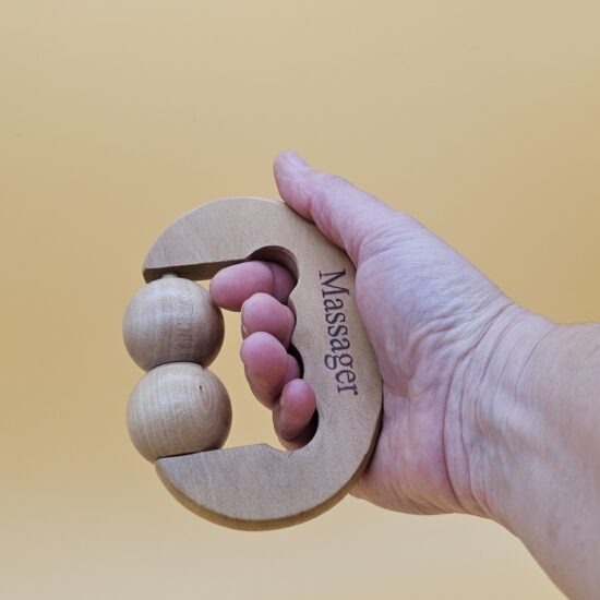 Mano sosteniendo masajeador facial